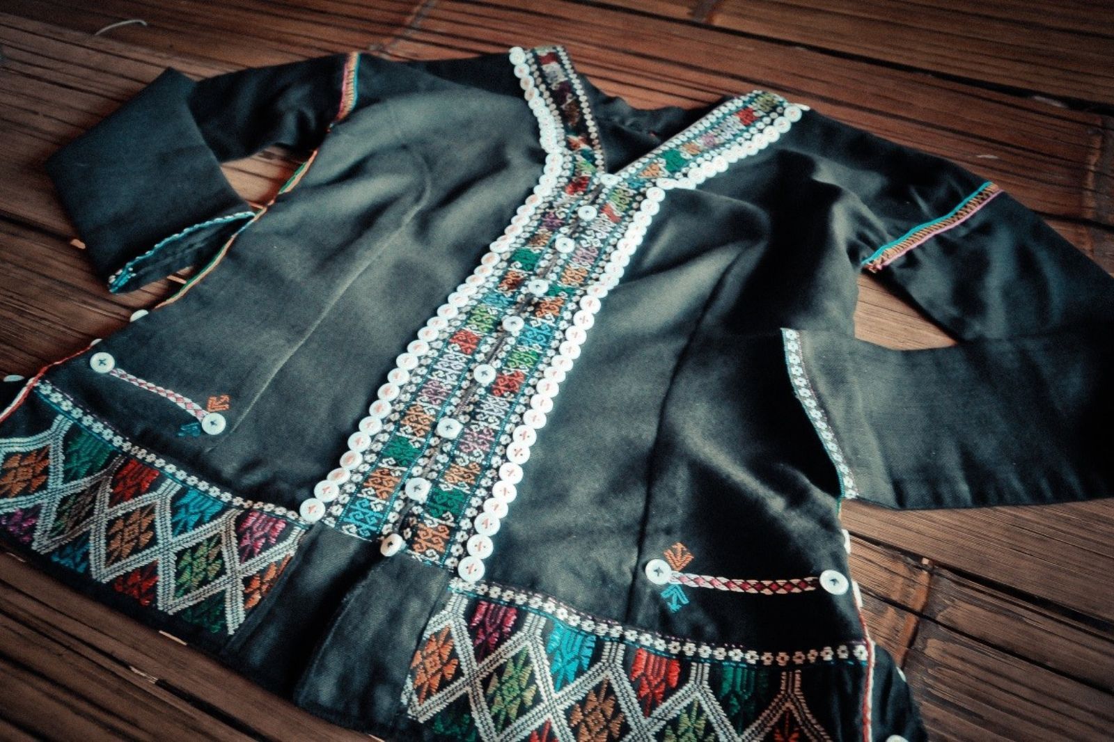 Hoa văn trên áo được dệt rất tỉ mỉ và chi tiết