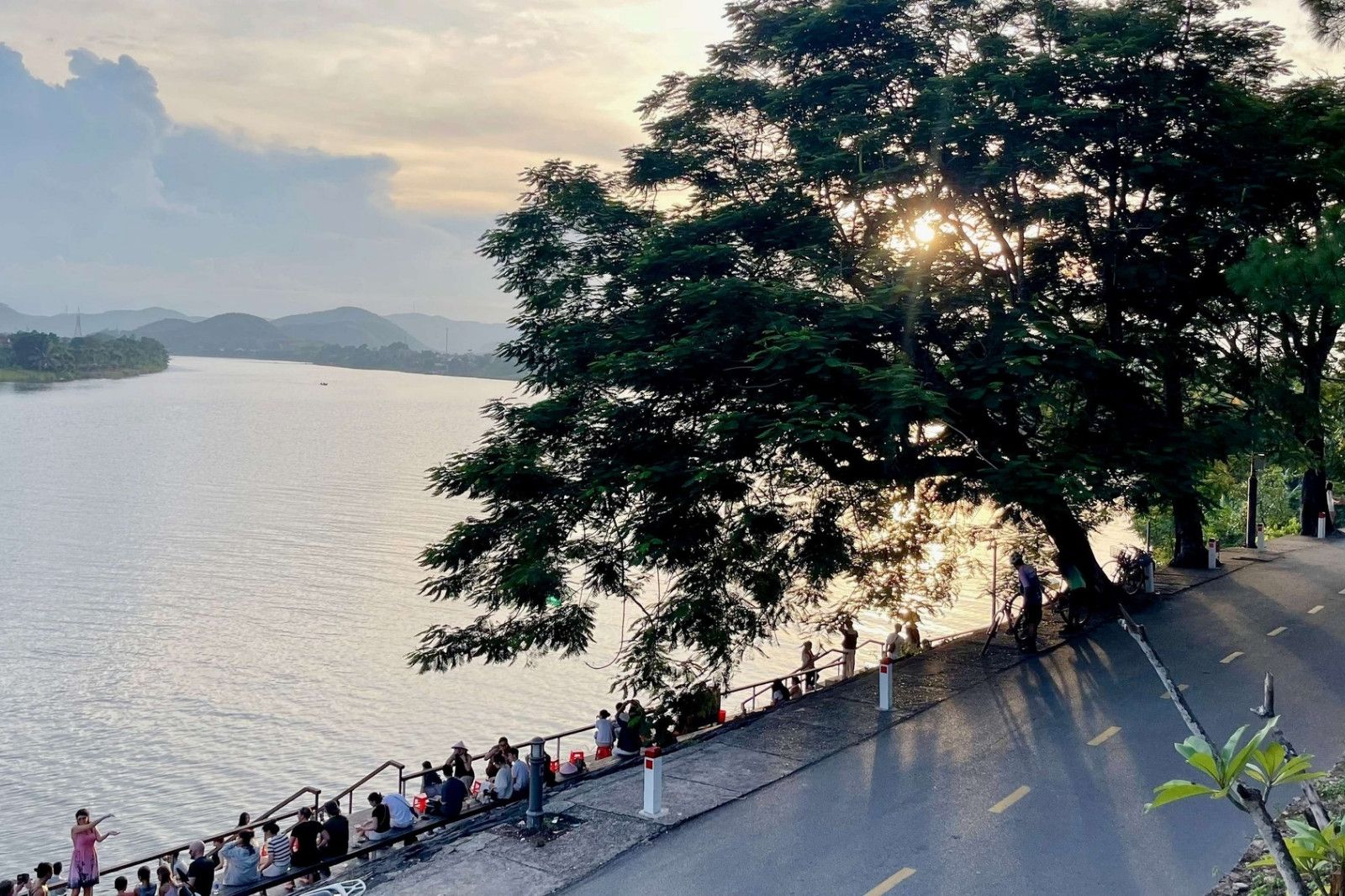 Hoàng hôn dưới chân chùa Thiên Mụ, một góc chill của giới trẻ