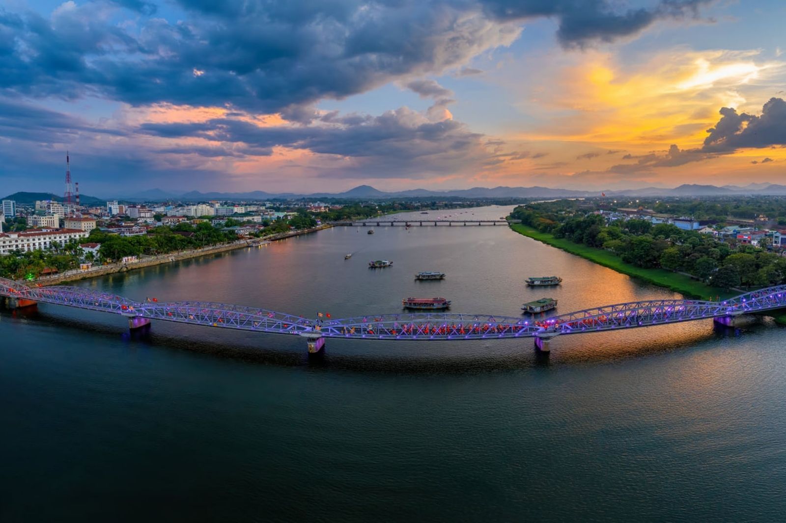 Hoàng hôn lãng mạn trên dòng sông Hương