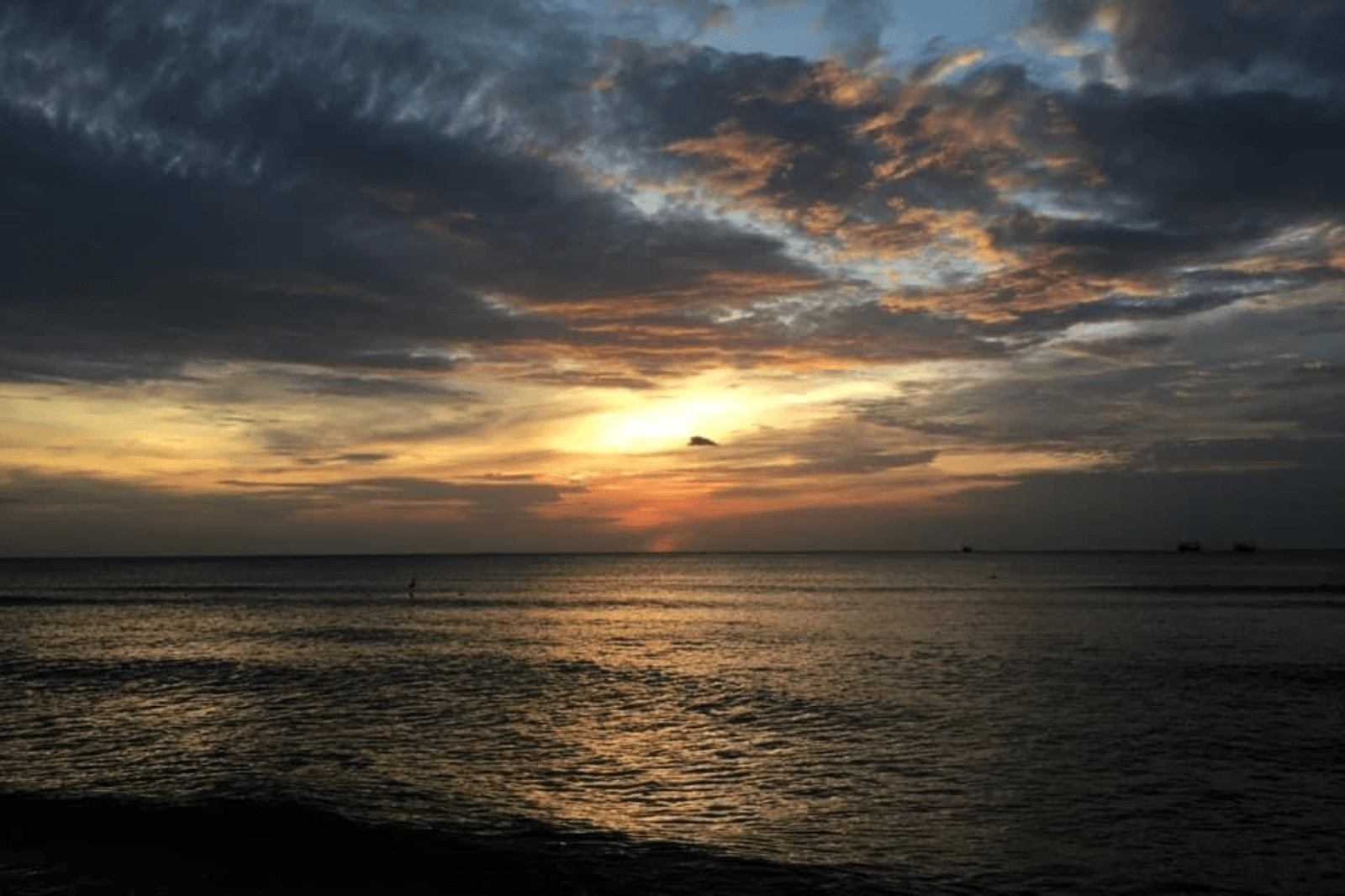 Hoàng hôn ở biển Cửa Tùng 