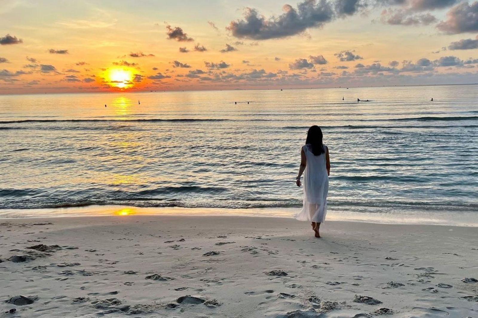 Hoàng hôn trên bờ biển Bãi Khem