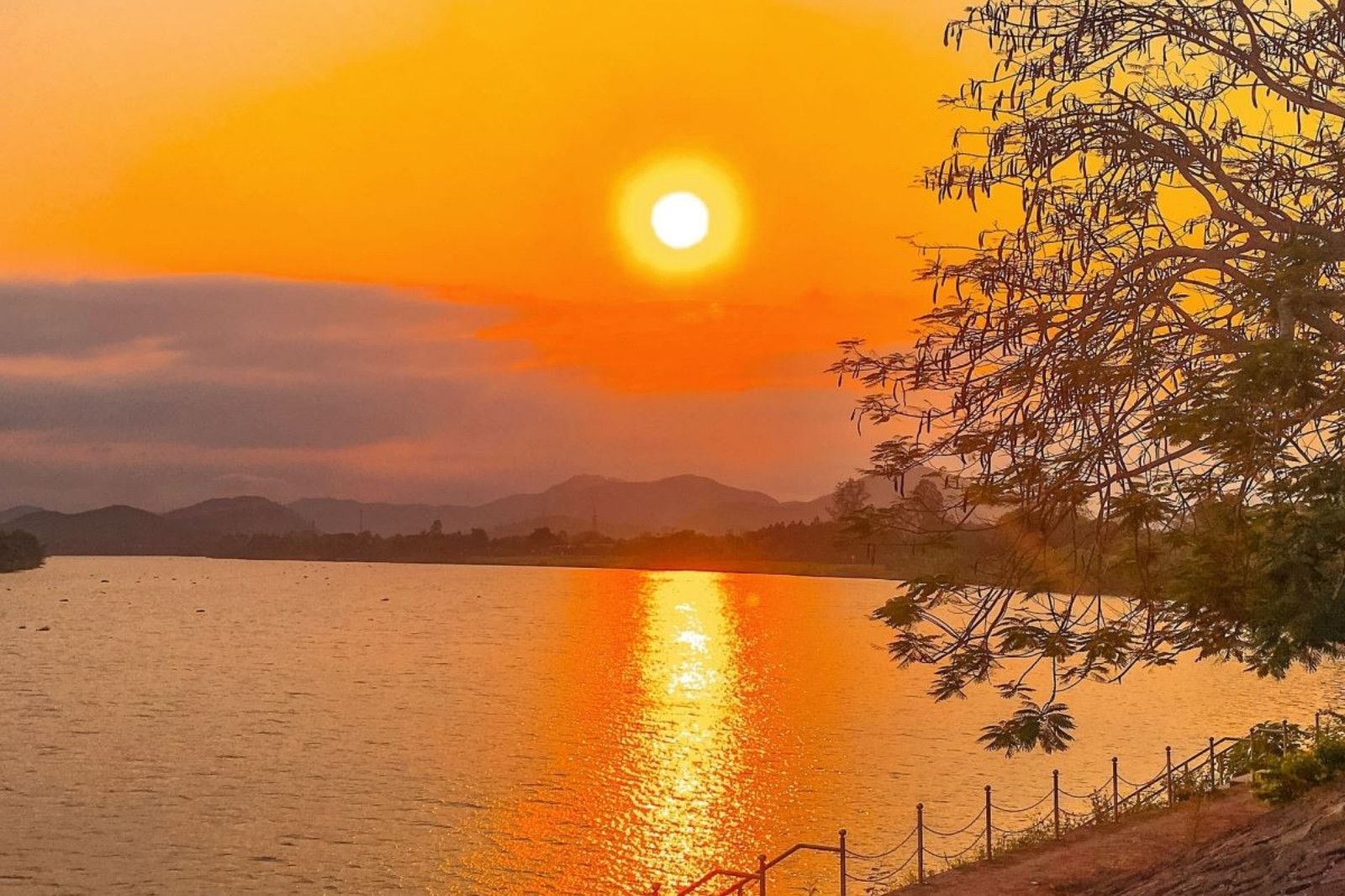 Hoàng hôn trên sông Hương đẹp ngỡ ngàng