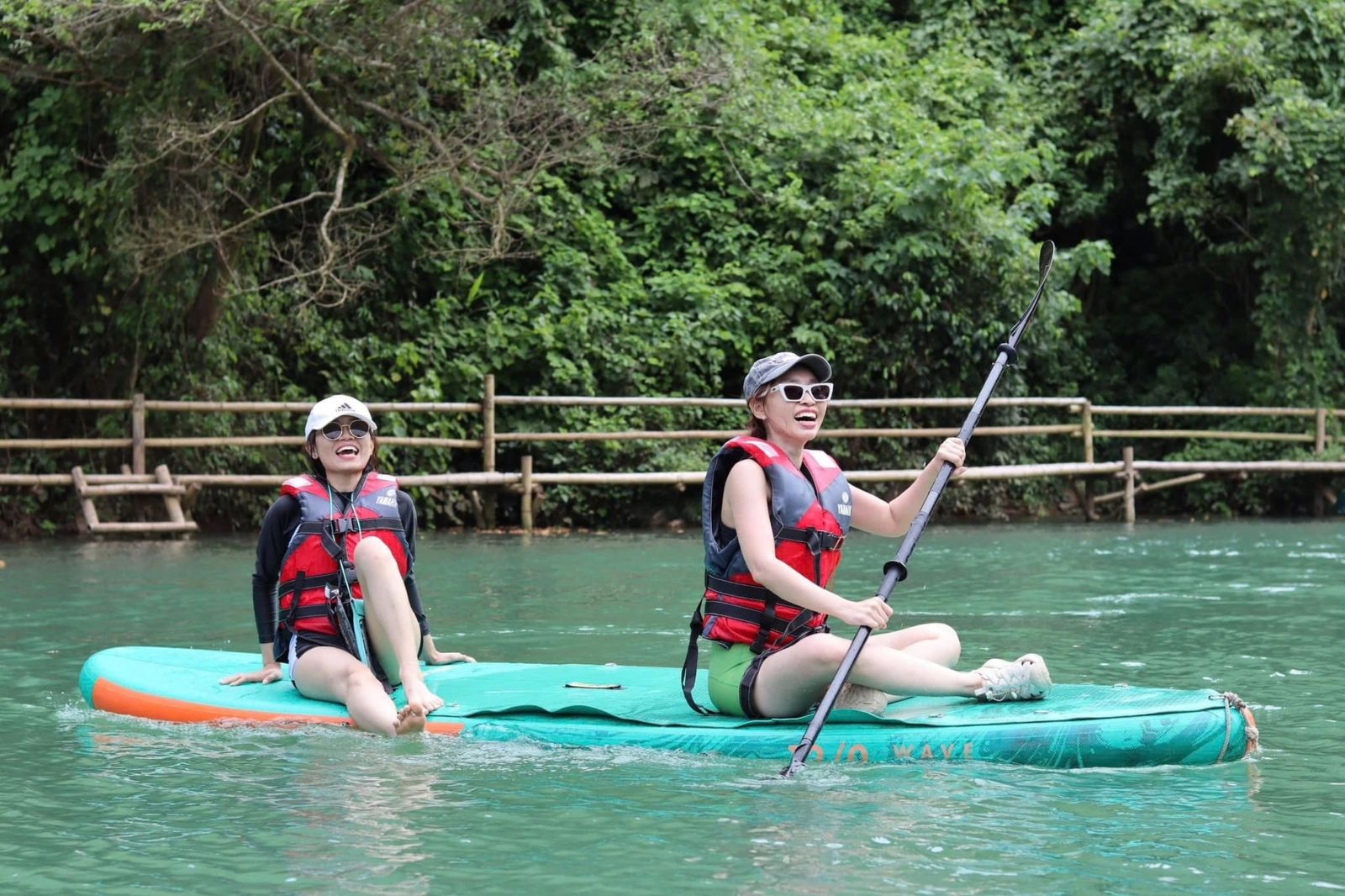 Hoat-dong-cheo-kayak-thu-vi-tai-suoi-nuoc-mooc.jpg