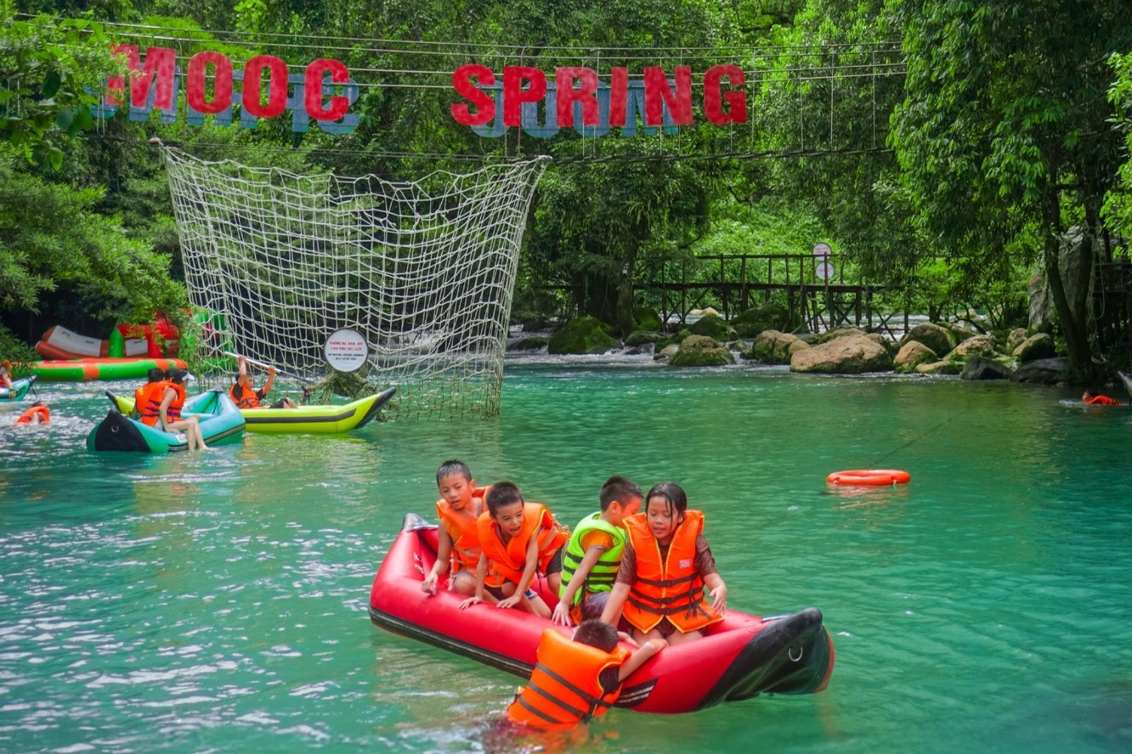 Hoạt động chèo kayak trên dòng sông xanh
