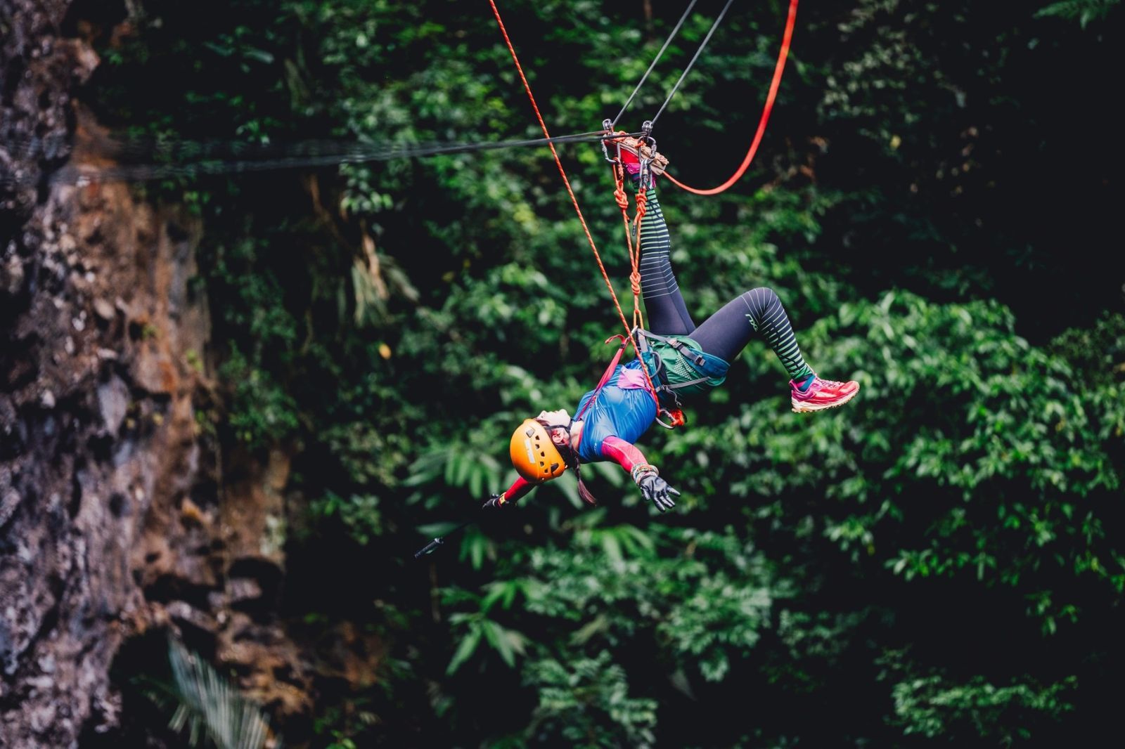 Hoạt động đu dây vượt thác mạo hiểm