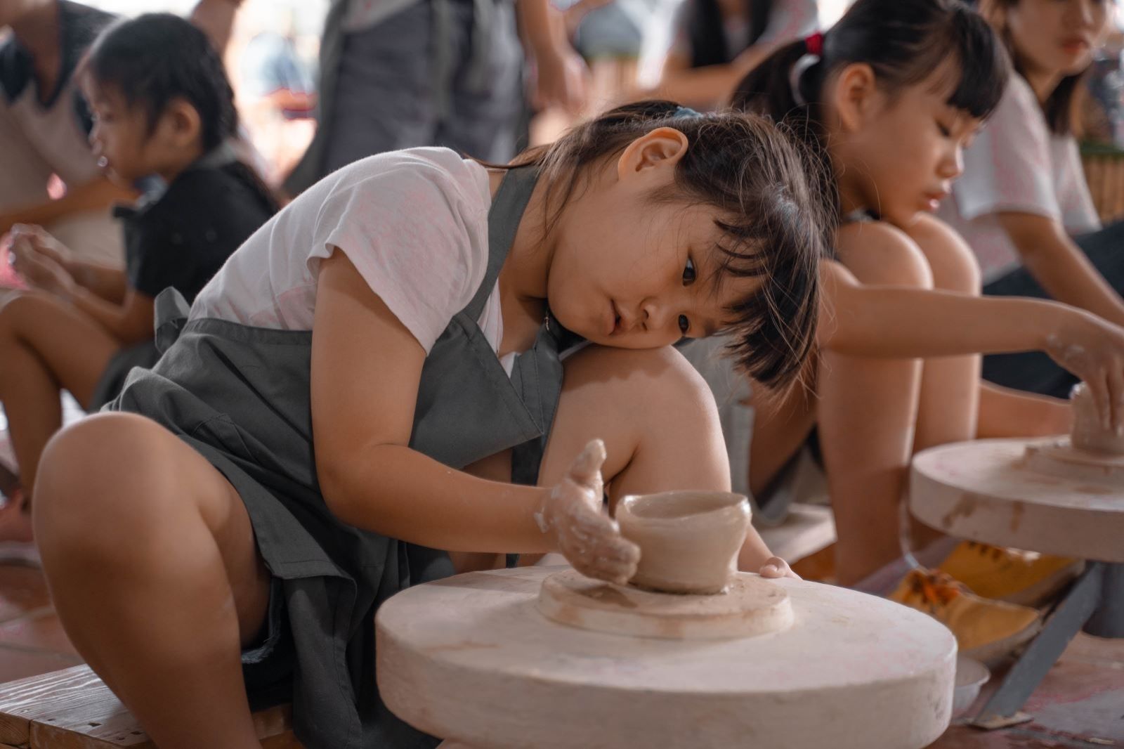 Hoạt động học làm gốm Bát Tràng rất phù hợp với các bé nhỏ