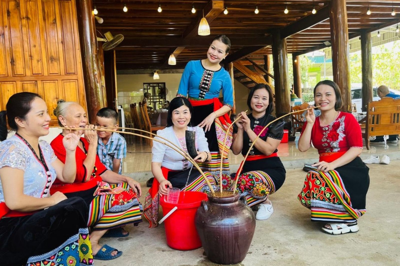 Học uống rượu cần của người đồng bào