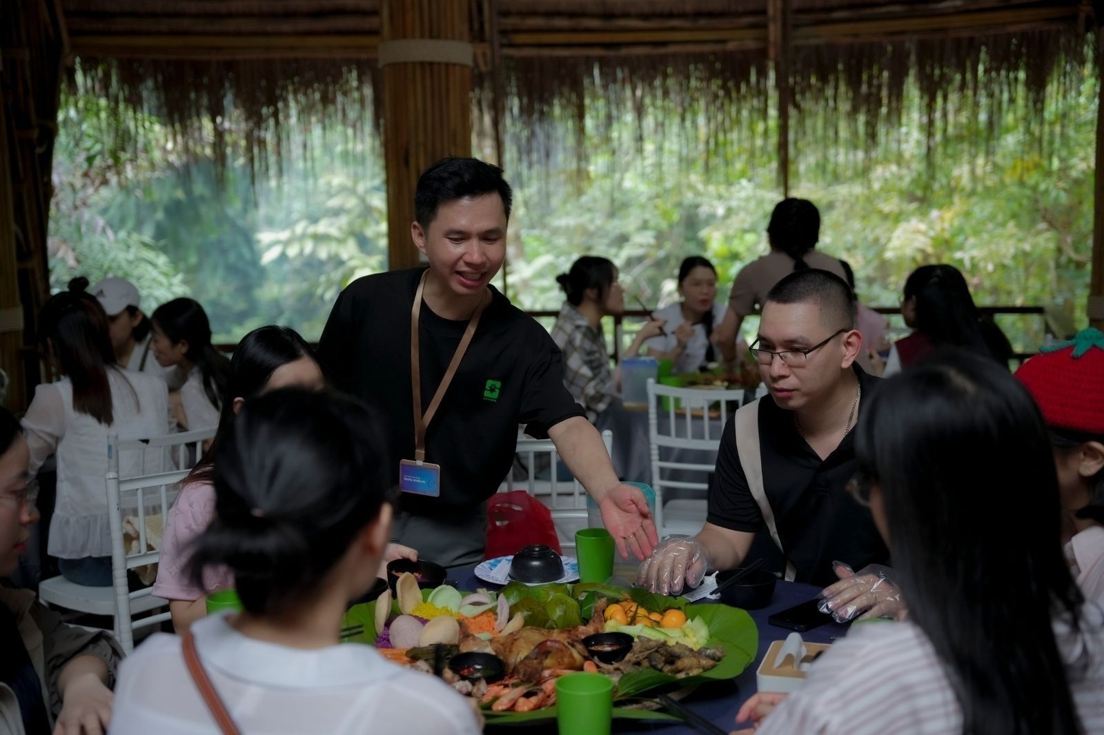 Hướng dẫn viên luôn đồng hành trong các tour du lịch Quảng Bình