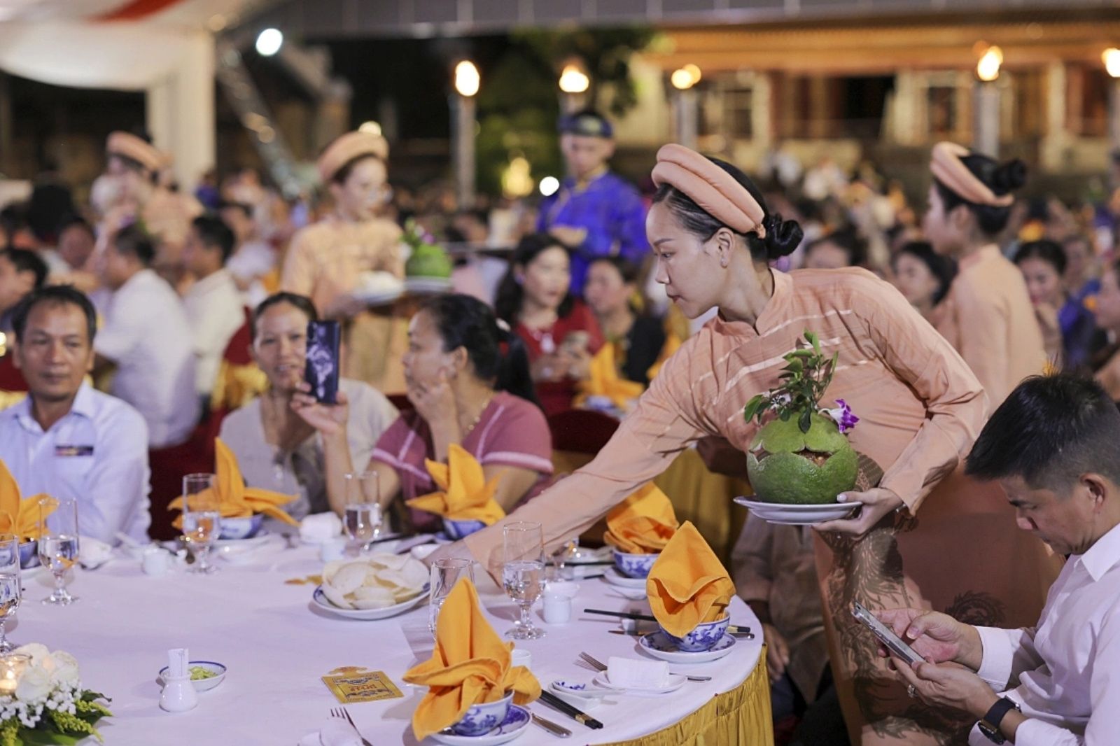 Khách tham gia dạ yến tiệc cung đình Huế