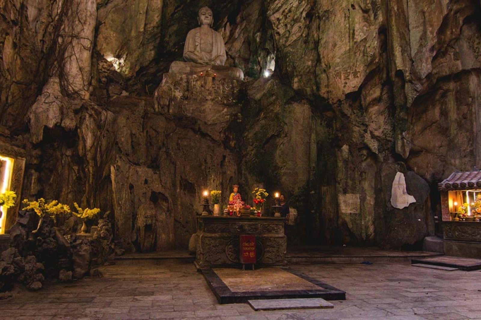 Khám phá bên trong các hang động của Ngũ Hành Sơn