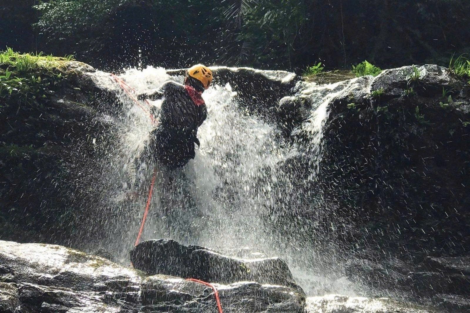 Khám phá suối và thác nước