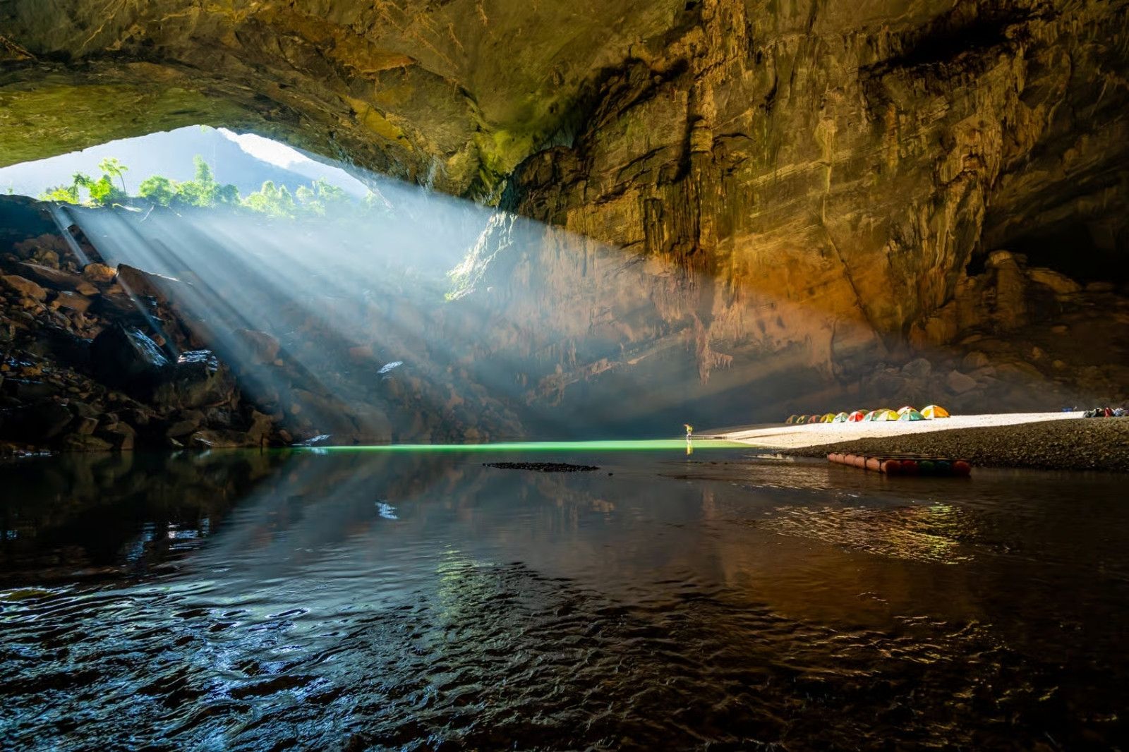 Khám phá vẻ đẹp kỳ vĩ của Hang Én