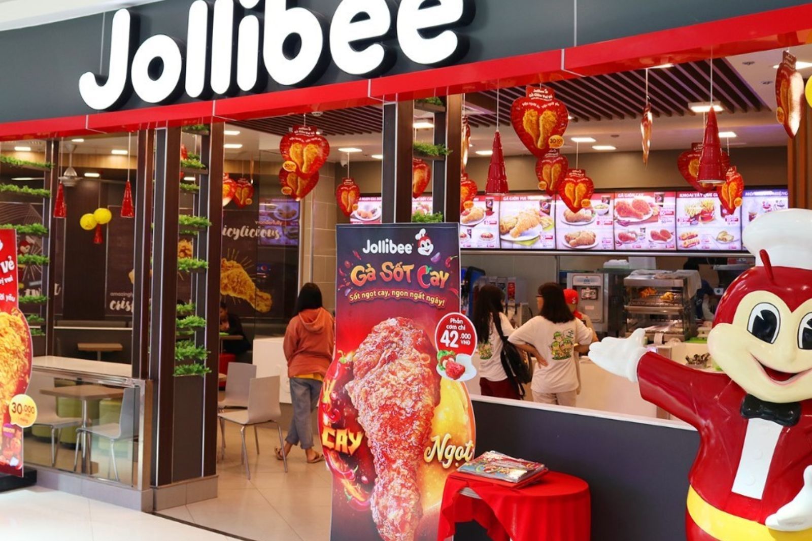 Khi ghé Vincom Quảng có thể ghé ngang thương hiệu gà nổi tiếng Jollibee để thưởng thức. 
