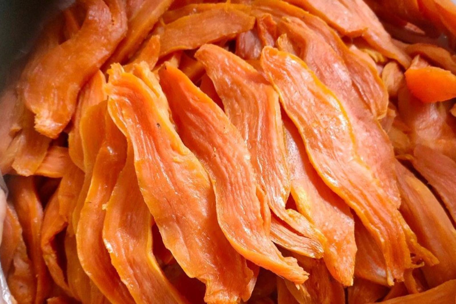 Khoai deo Quảng Bình có màu vàng cánh gián đặc trưng, vị ngọt tự nhiên