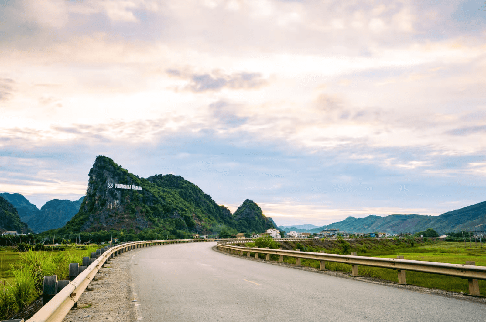 Khoảng cách từ sân bay Đồng Hới đến Động Thiên Đường khoảng 75km