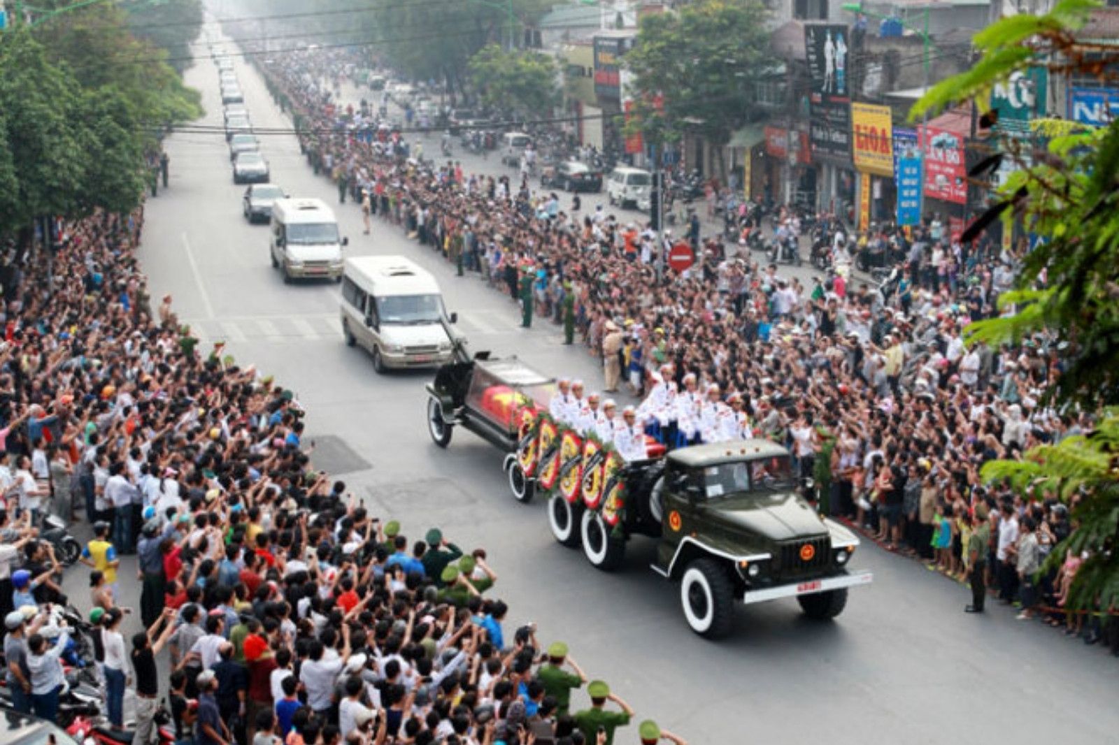 Khoảnh khắc người dân đưa tiễn Đại tướng về an nghỉ ở quê mẹ Quảng Bình