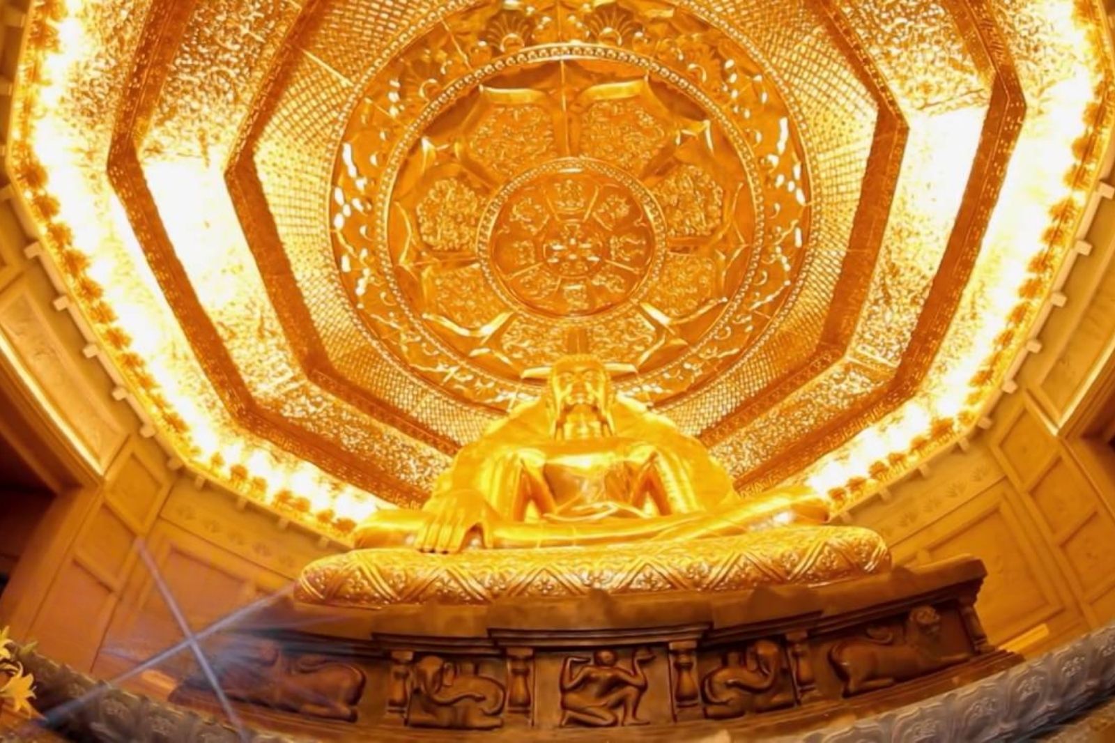 Không gian lộng lẫy bên trong bảo tháp