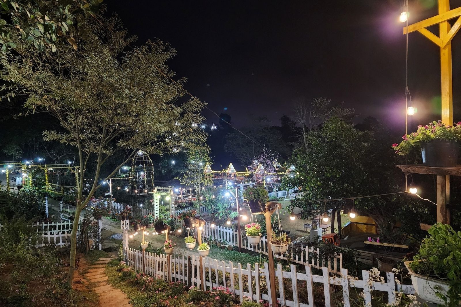 Không gian sân vườn cực chill tại Khe Sanh Valley Farm