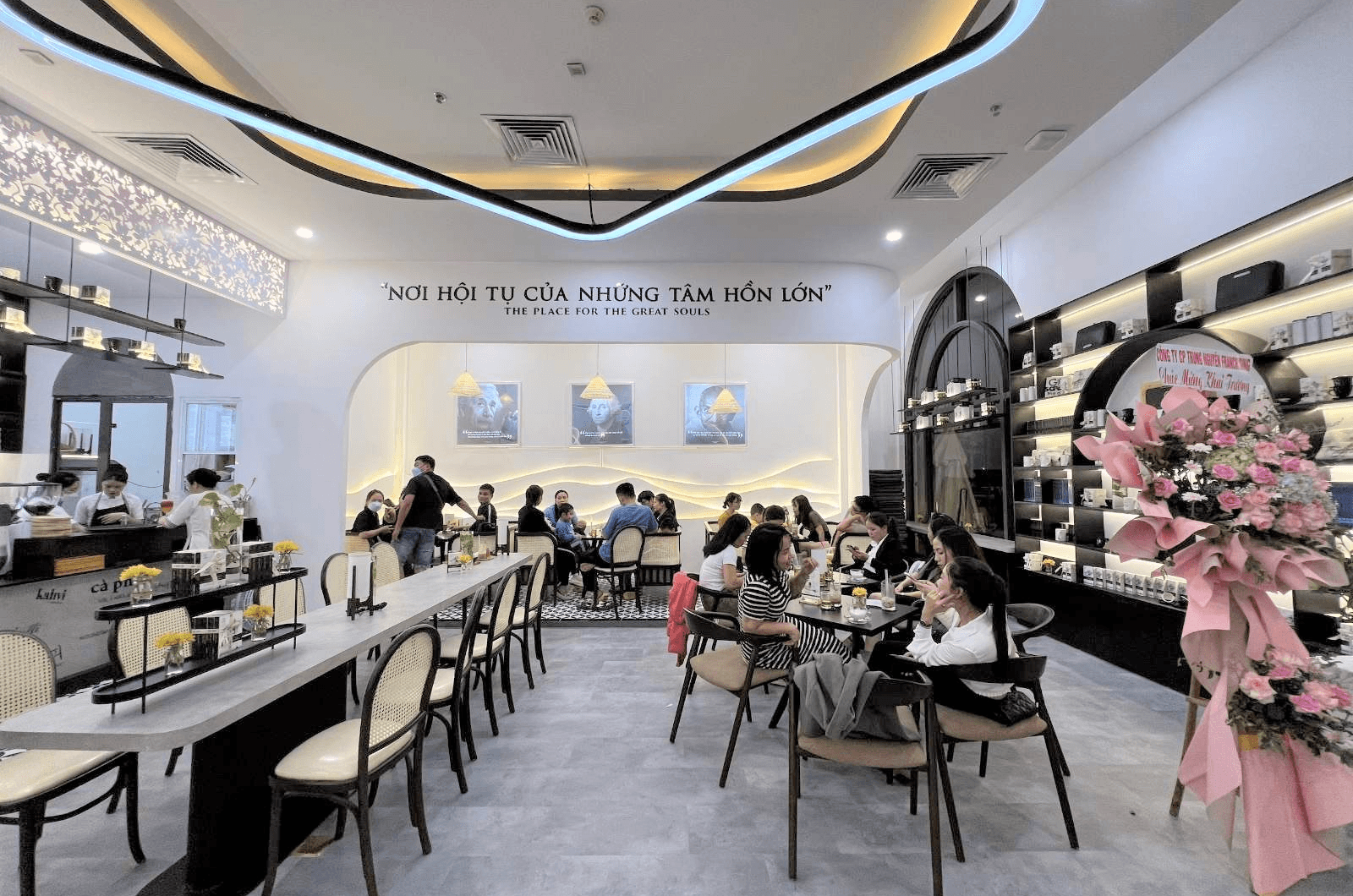 Không gian sang trọng bên trong Trung Nguyên Legend Cafe