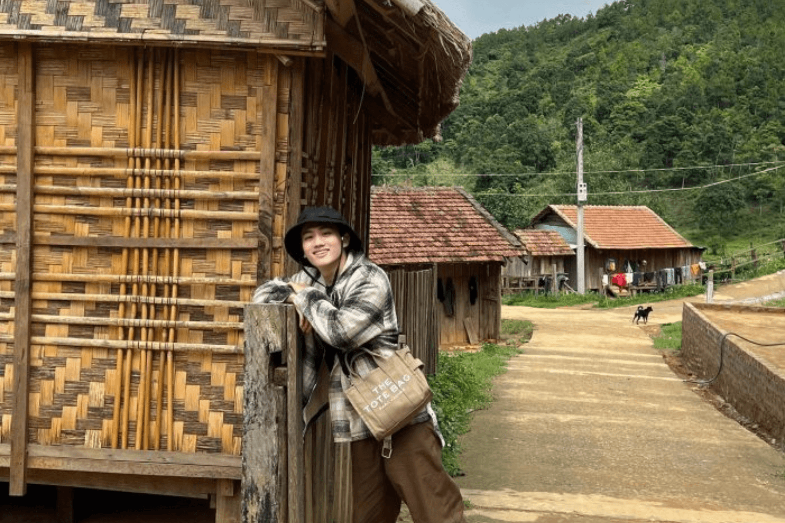 Không-xô-bồ-hào-nhoáng-chỉ-có-những-ngôi-nhà-chân-chất