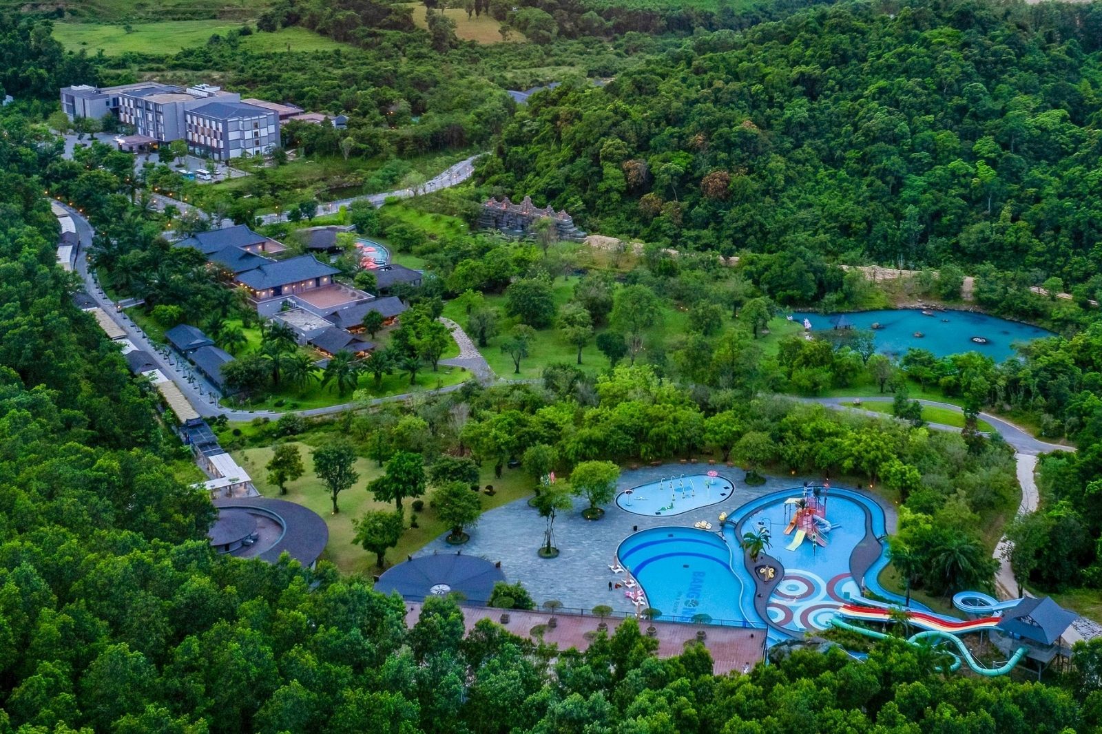 Khu nghỉ dưỡng nằm cách trung tâm Đồng Hới 50km về phía Tây Nam