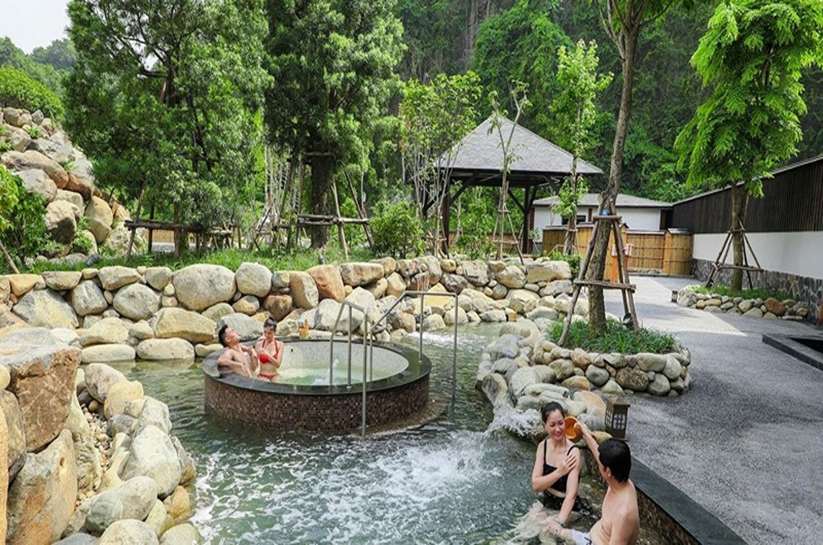 Khu vực bể tắm Onsen ngoài trời với kiến trúc Nhật Bản