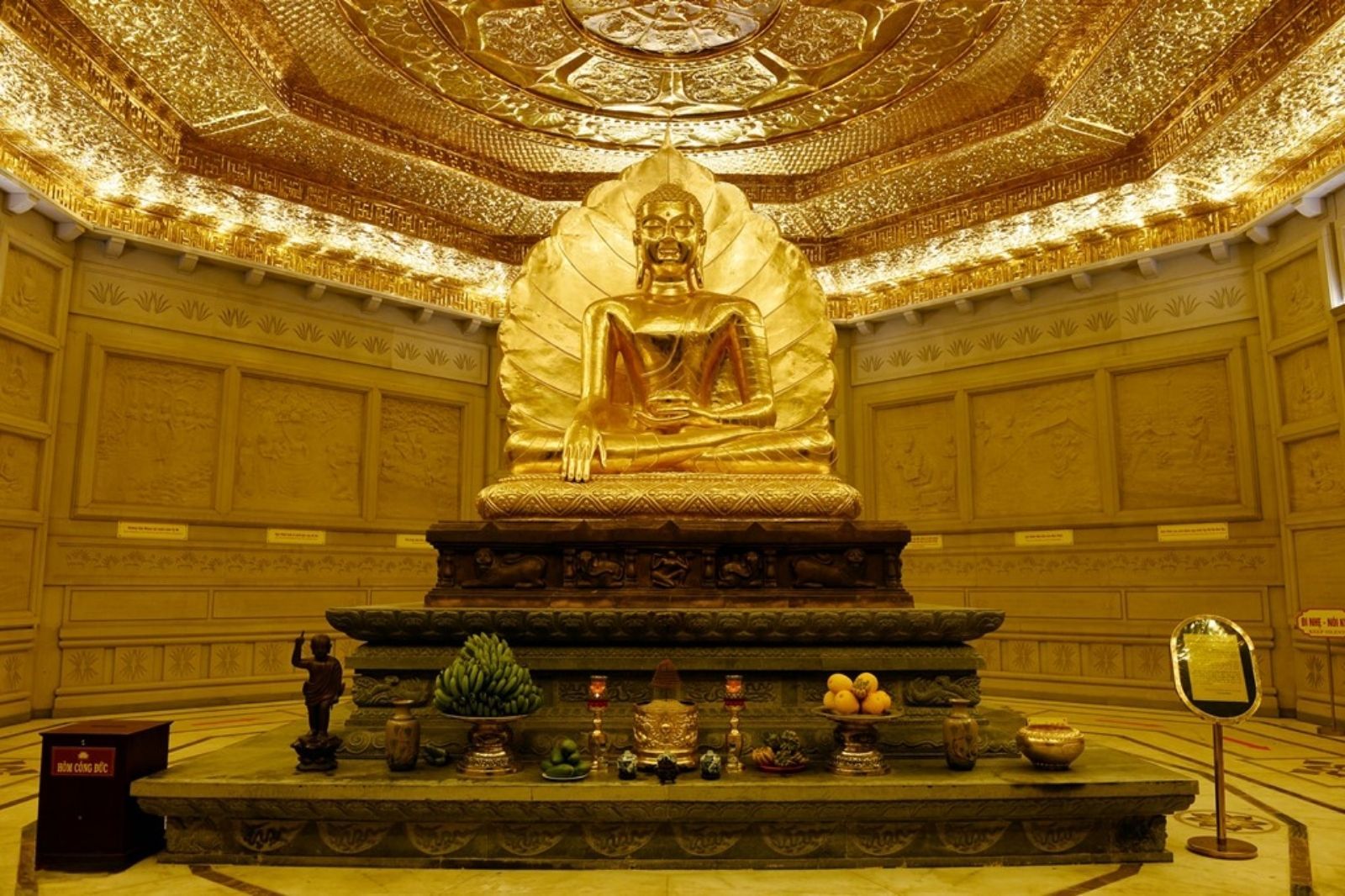 Khu vực thờ cúng trang trọng và linh thiêng