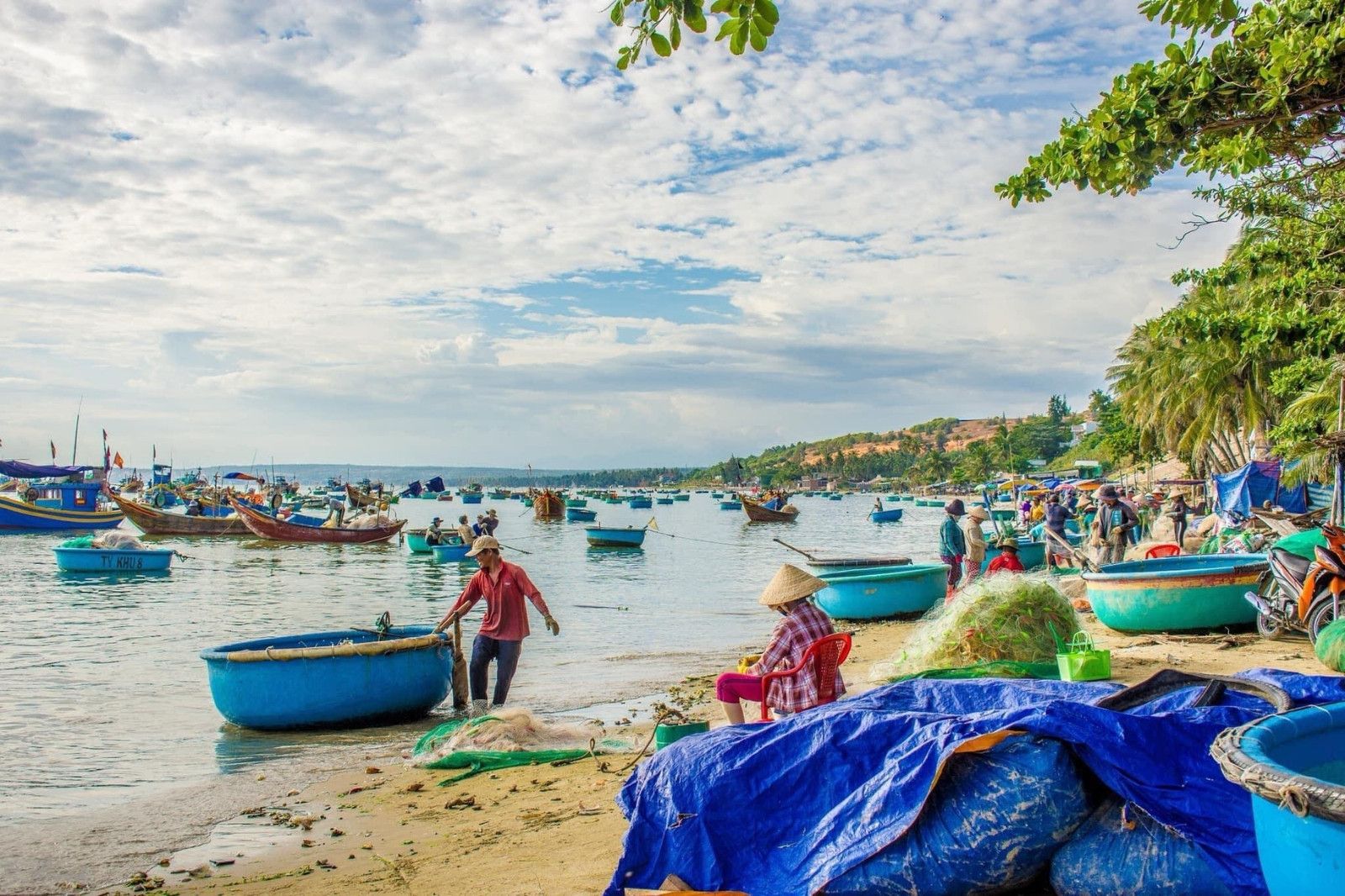 Khung cảnh bình dị ở làng chài Bảo Ninh