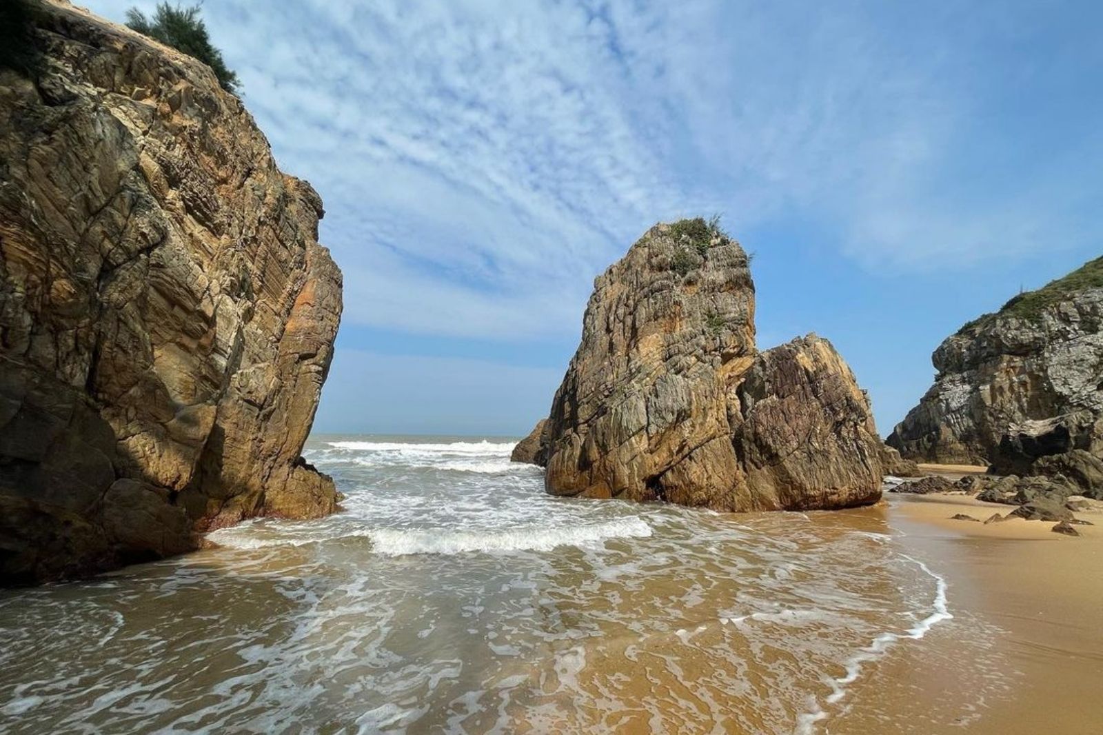 Khung cảnh bình yên ở biển Đá Nhảy