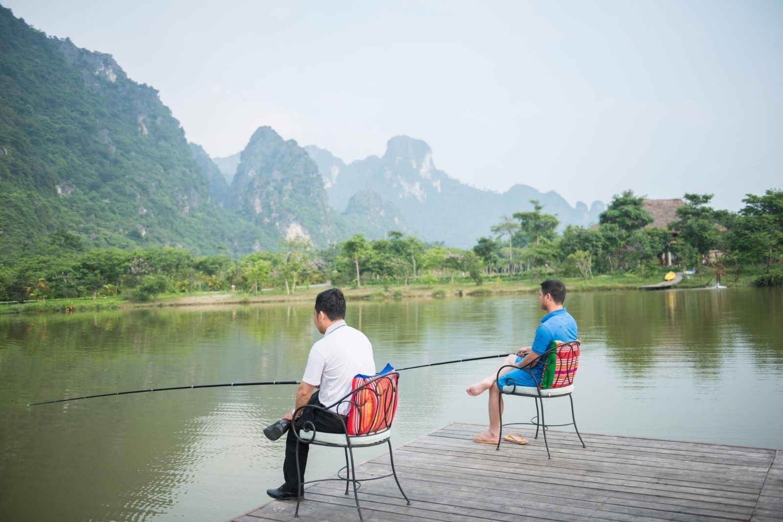 Khung cảnh câu cá đầy thư thái bên hồ
