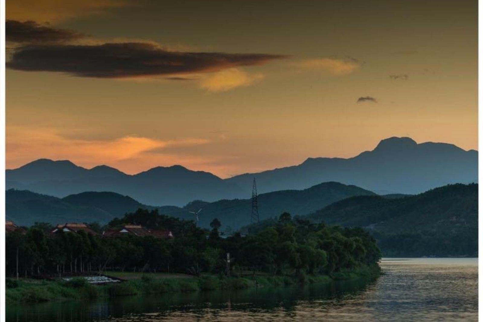 Khung cảnh đẹp mê hồn của núi Ngự Bình nhìn từ xa