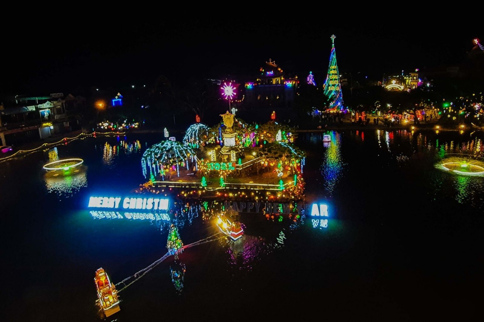 Khung cảnh Giáng Sinh lộng lẫy của Nhà thờ đá Phát Diệm