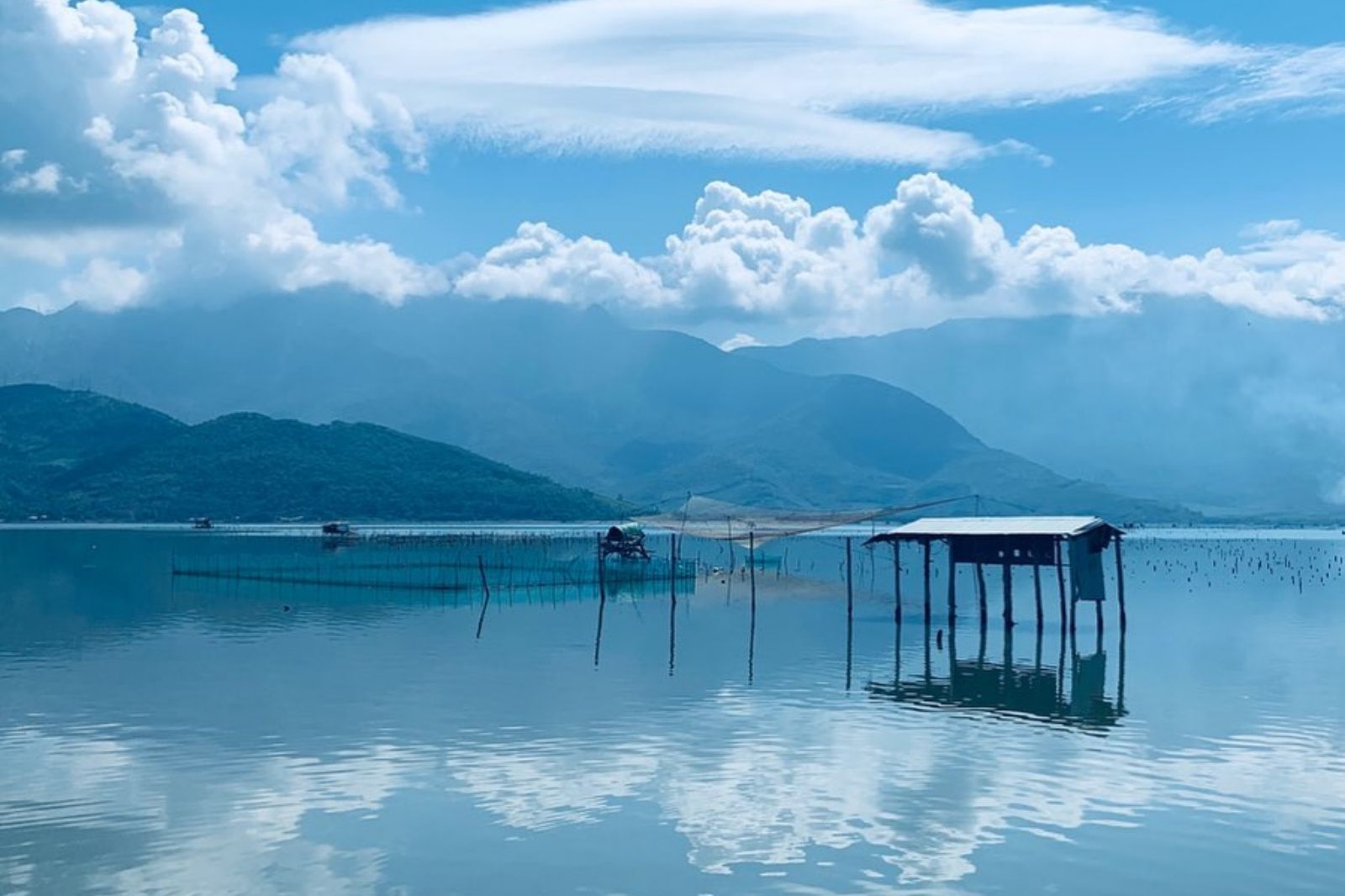 Khung cảnh kỳ ảo giữa Đầm Lập An