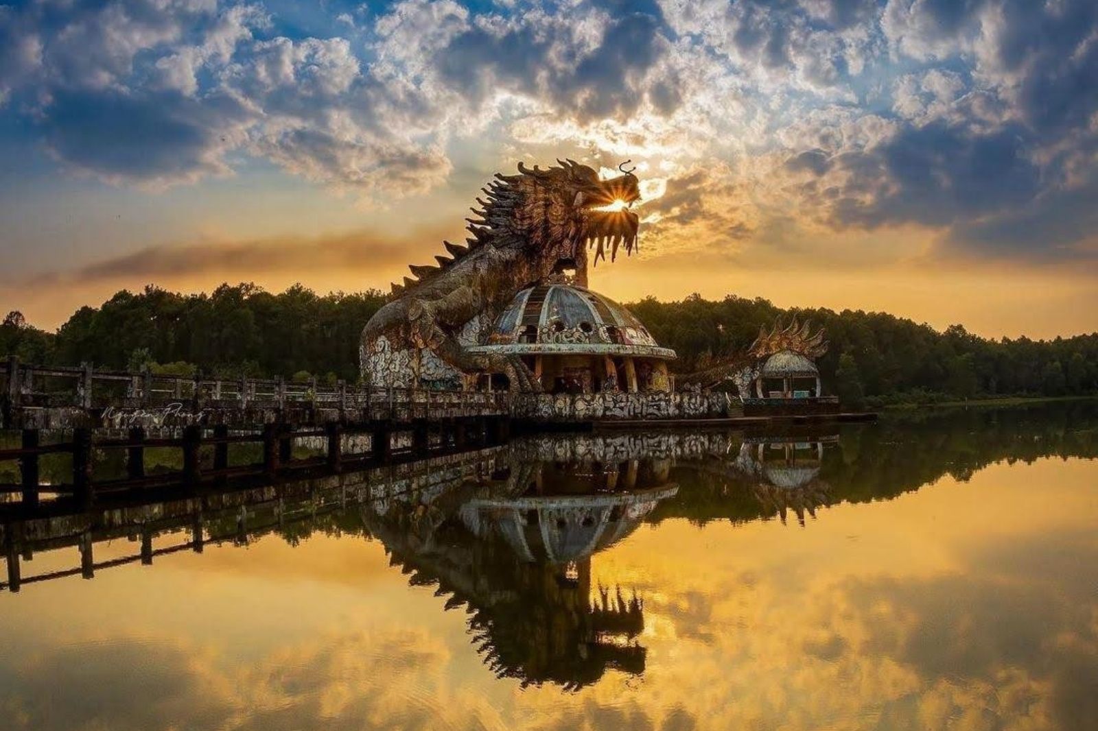 Khung cảnh ma mị của hồ Thủy Tiên giữa khoảnh khắc chuyển giao giữa chiều và tối