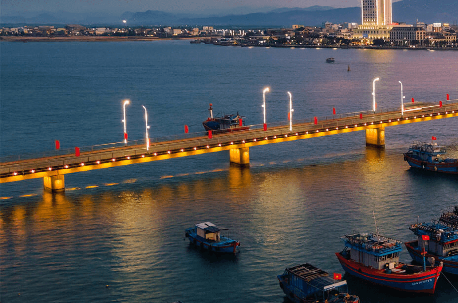 Khung cảnh thanh bình bên bờ sông Nhật Lệ