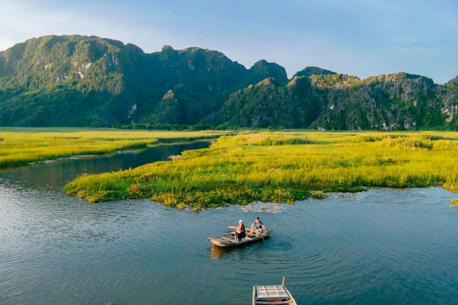 Khung cảnh thiên nhiên yên bình tại Đầm Vân Long