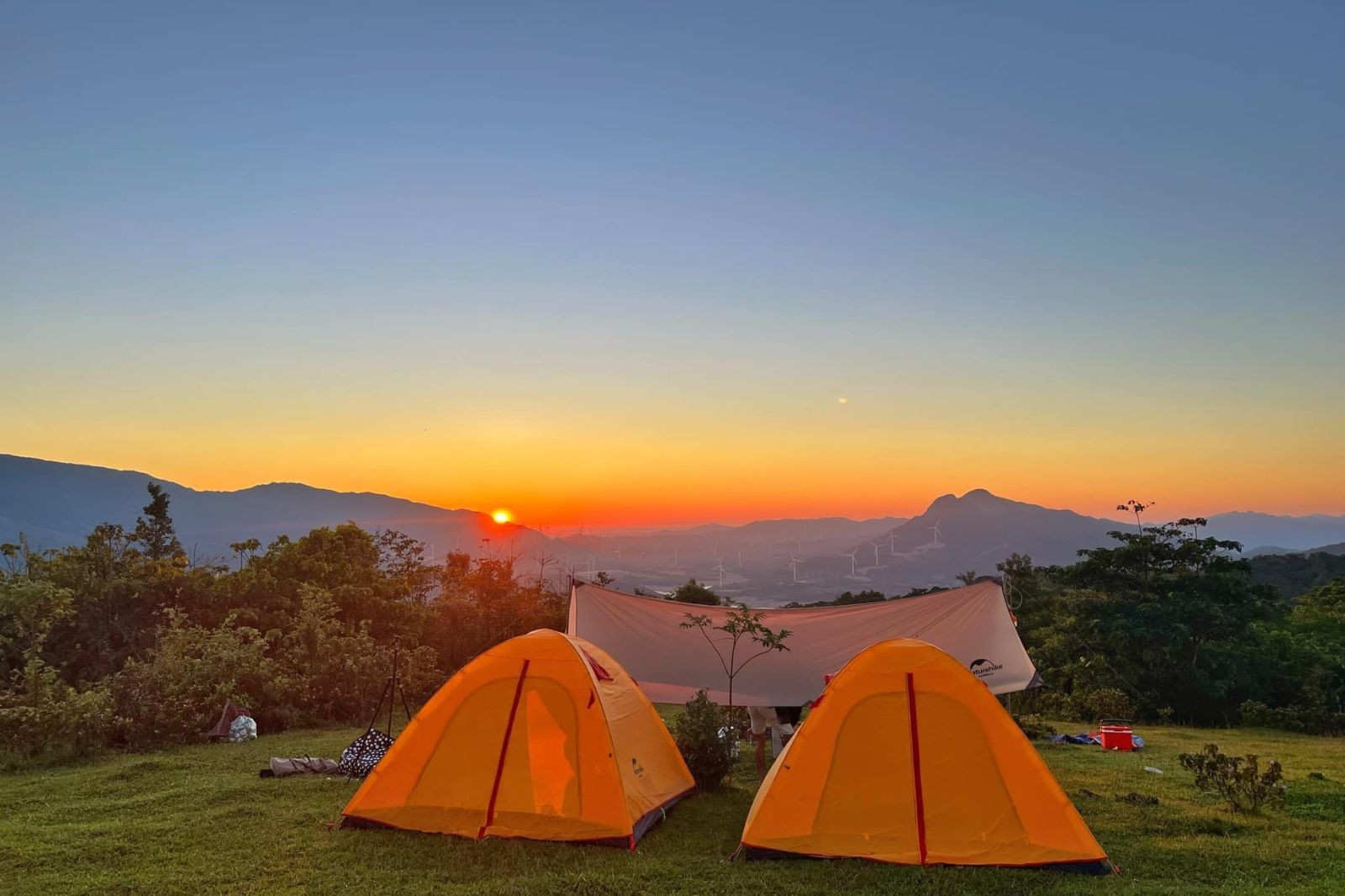 Khung cảnh yên bình tại đỉnh Cu Vơ mỗi sớm mai