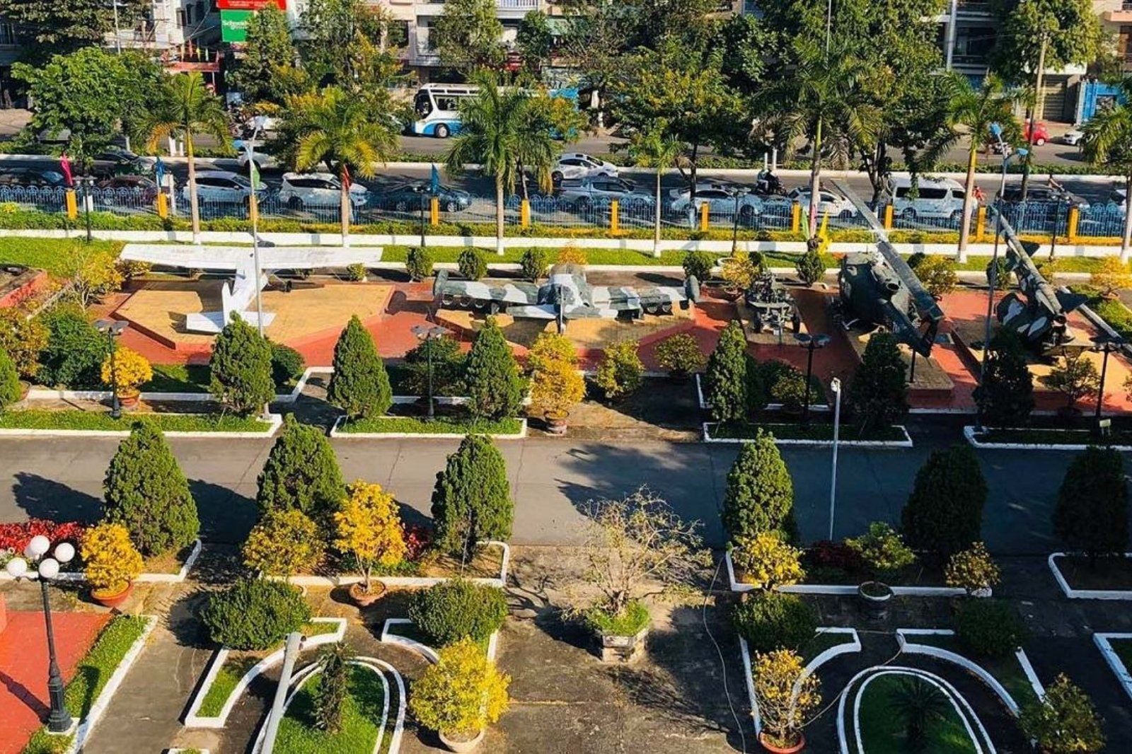 Khuôn viên bên ngoài của bảo tàng