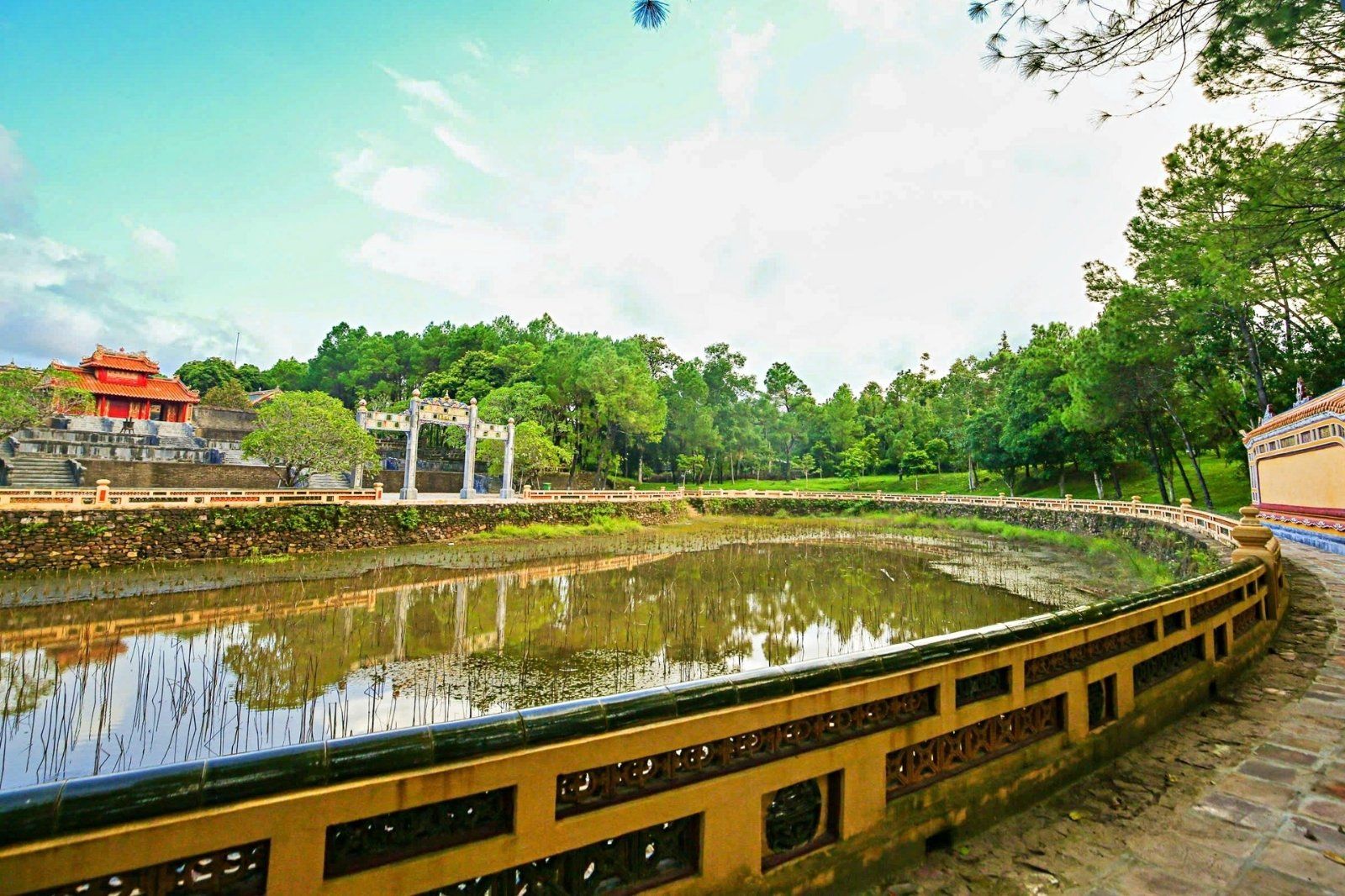 Khuôn viên bên ngoài lăng vua Thiệu Trị