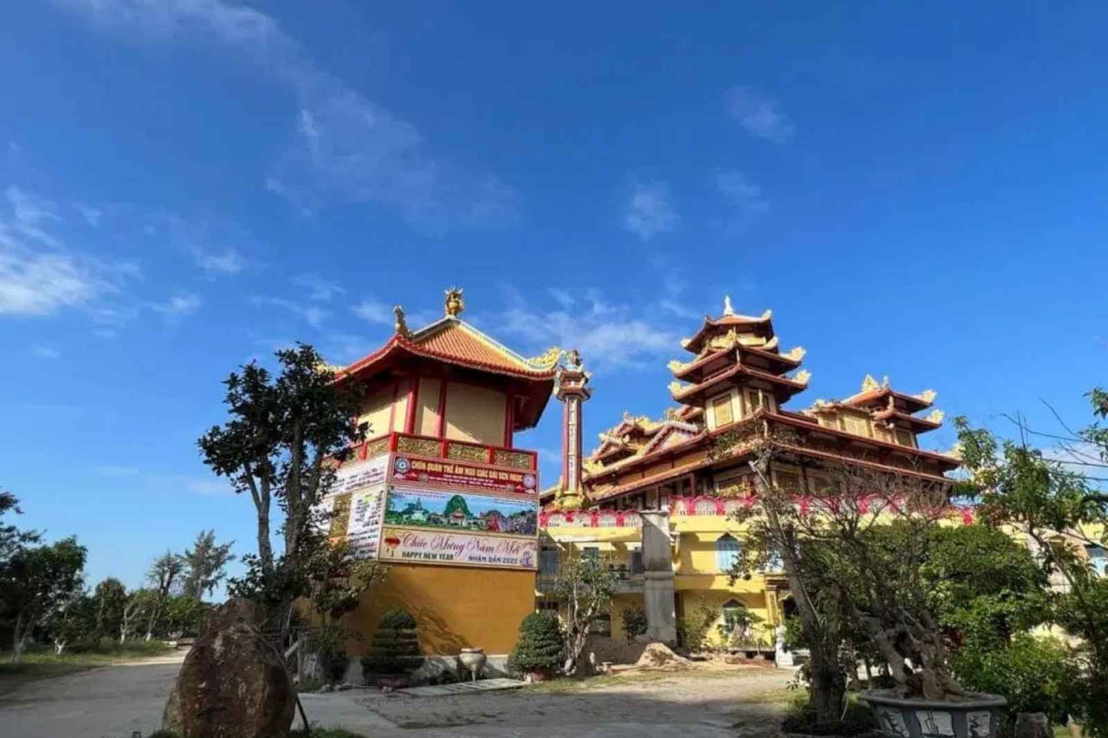 Khuôn viên chùa Quan Âm khá rộng lớn