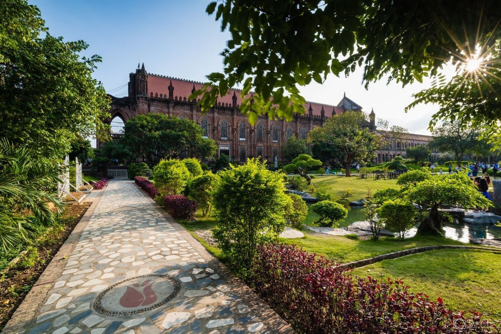 Khuôn viên Đan Viện Châu Sơn