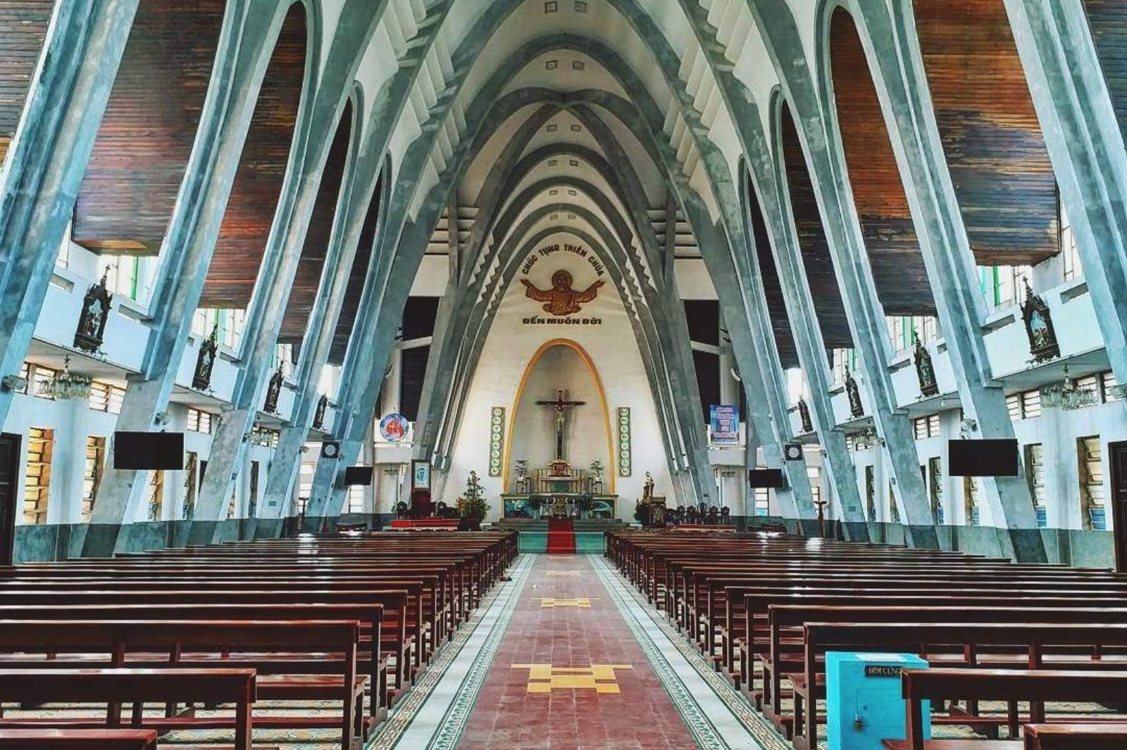 Kiến trúc bên trong Nhà thờ Phủ Cam
