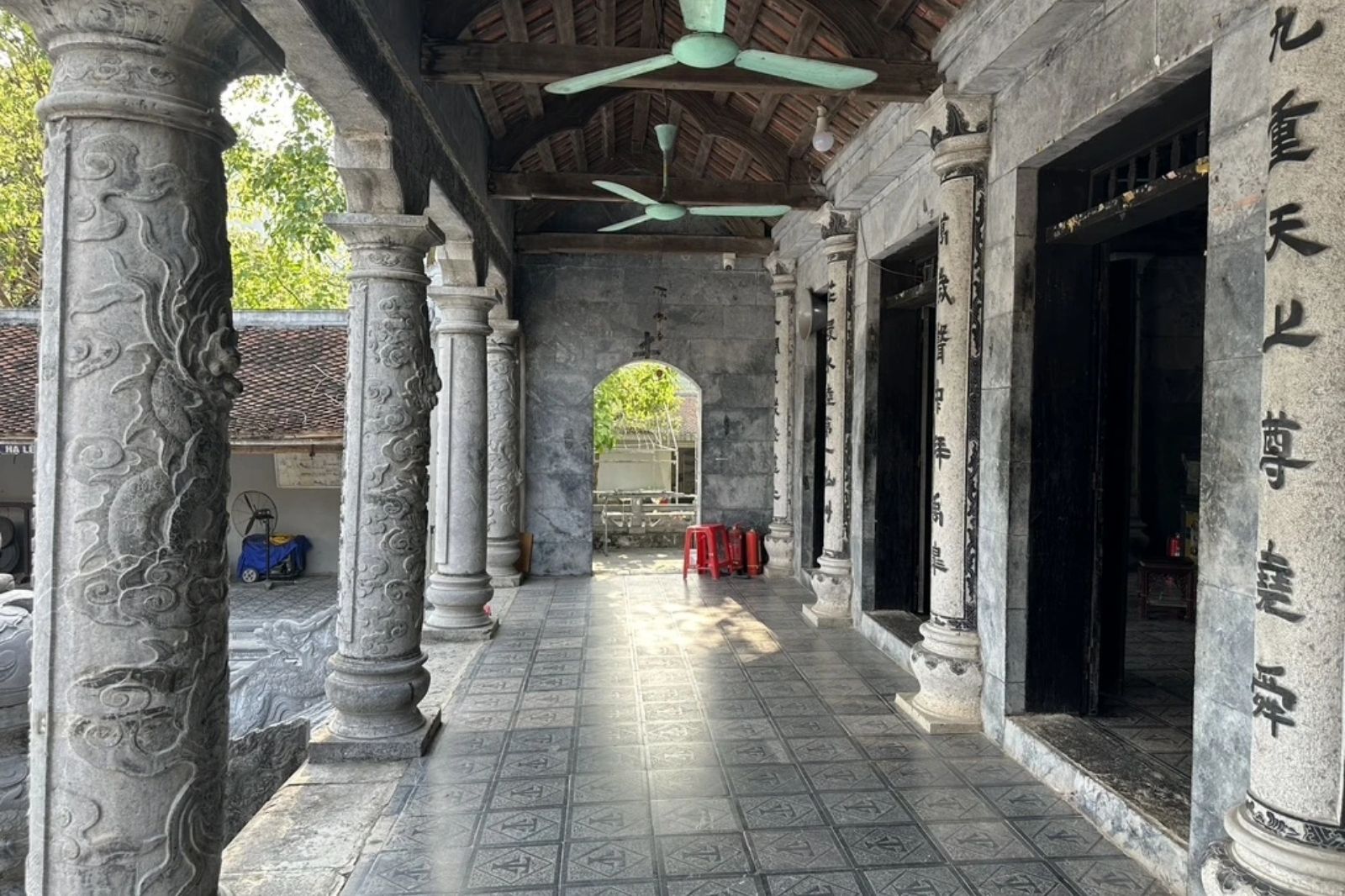 Kiến trúc chạm khắc vô cùng tinh xảo