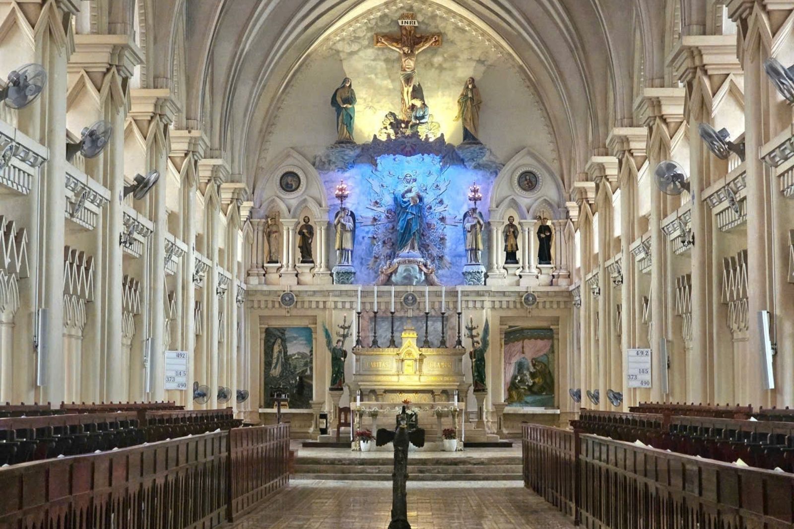 Kiến trúc Gothic cổ điển siêu ấn tượng