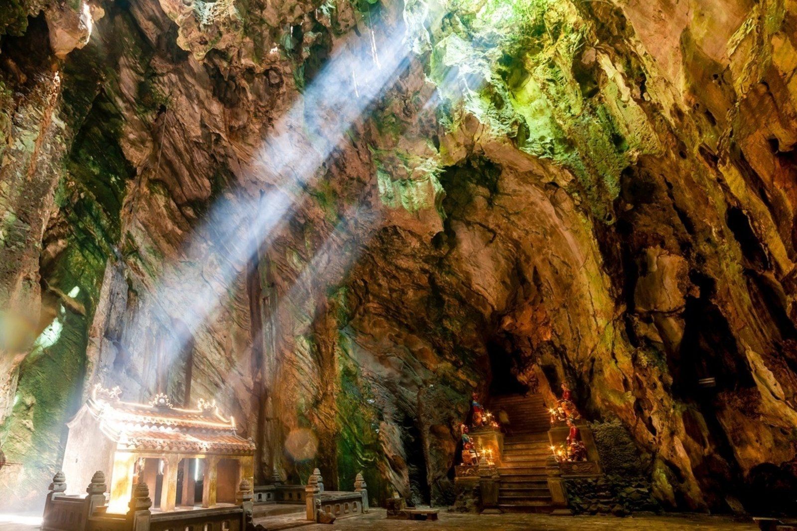 Kiến trúc hang động độc đáo, ánh sáng huyền bí tạo nên không gian thờ cúng linh thiêng