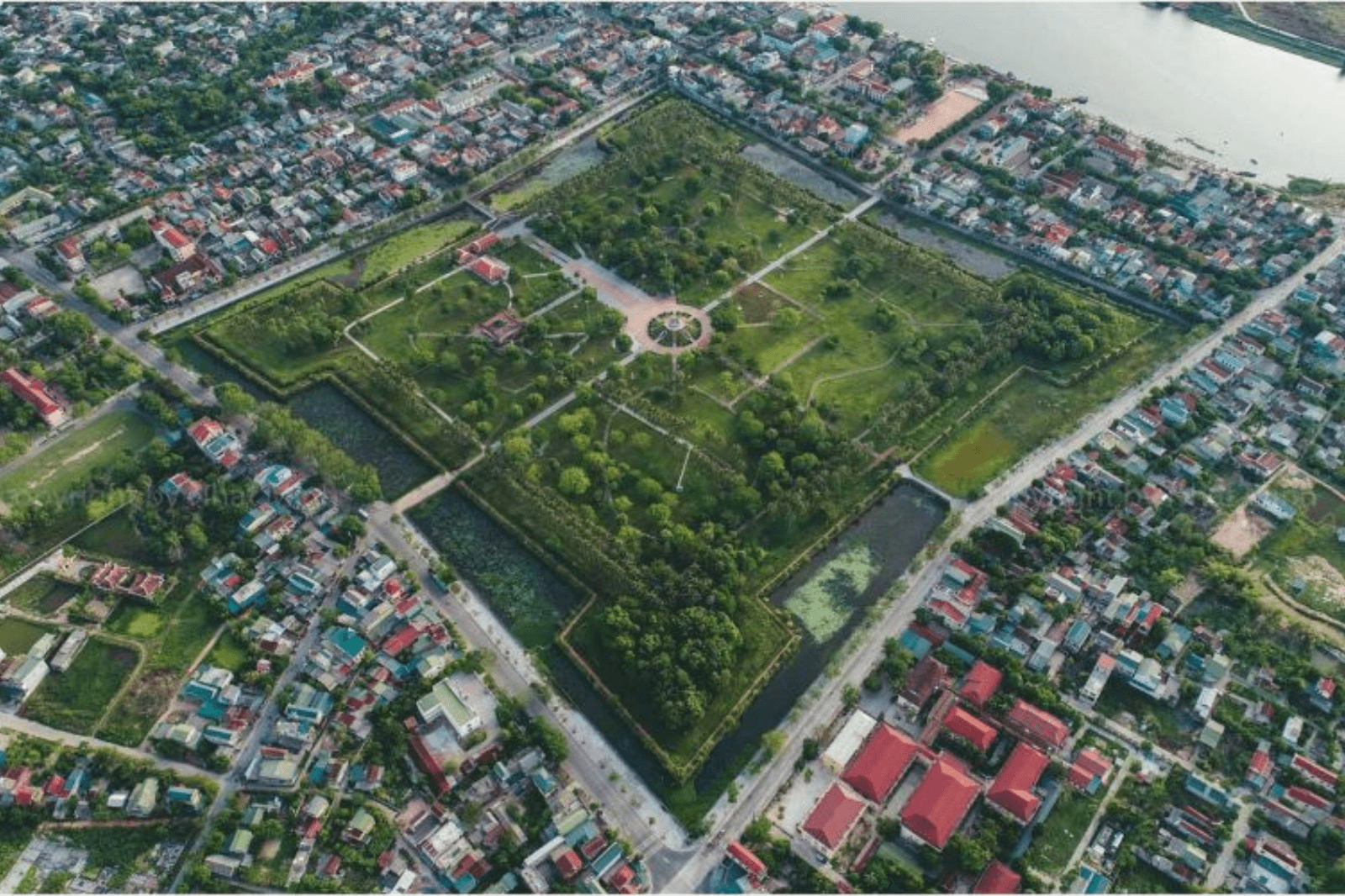 Kiến trúc hình vuông đặc trưng 