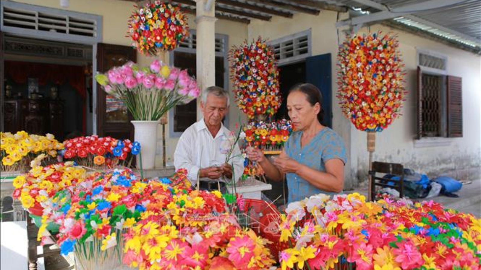 Le papier coloré et le bambou utilisés par les artisans du village de Thanh Tien pour créer de magnifiques fleurs en papier.