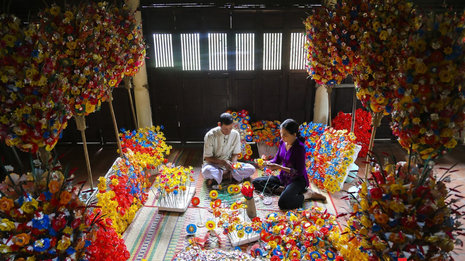 Les artisans fabriquant les fleurs en papier de Thanh Tien.