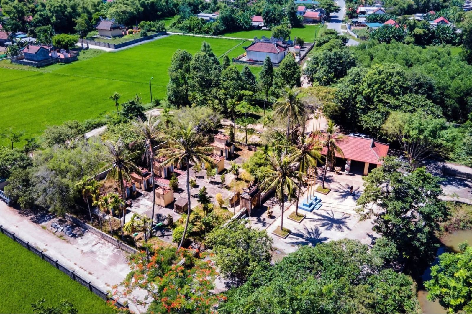 Làng cổ vẫn giữ những nét đẹp xưa