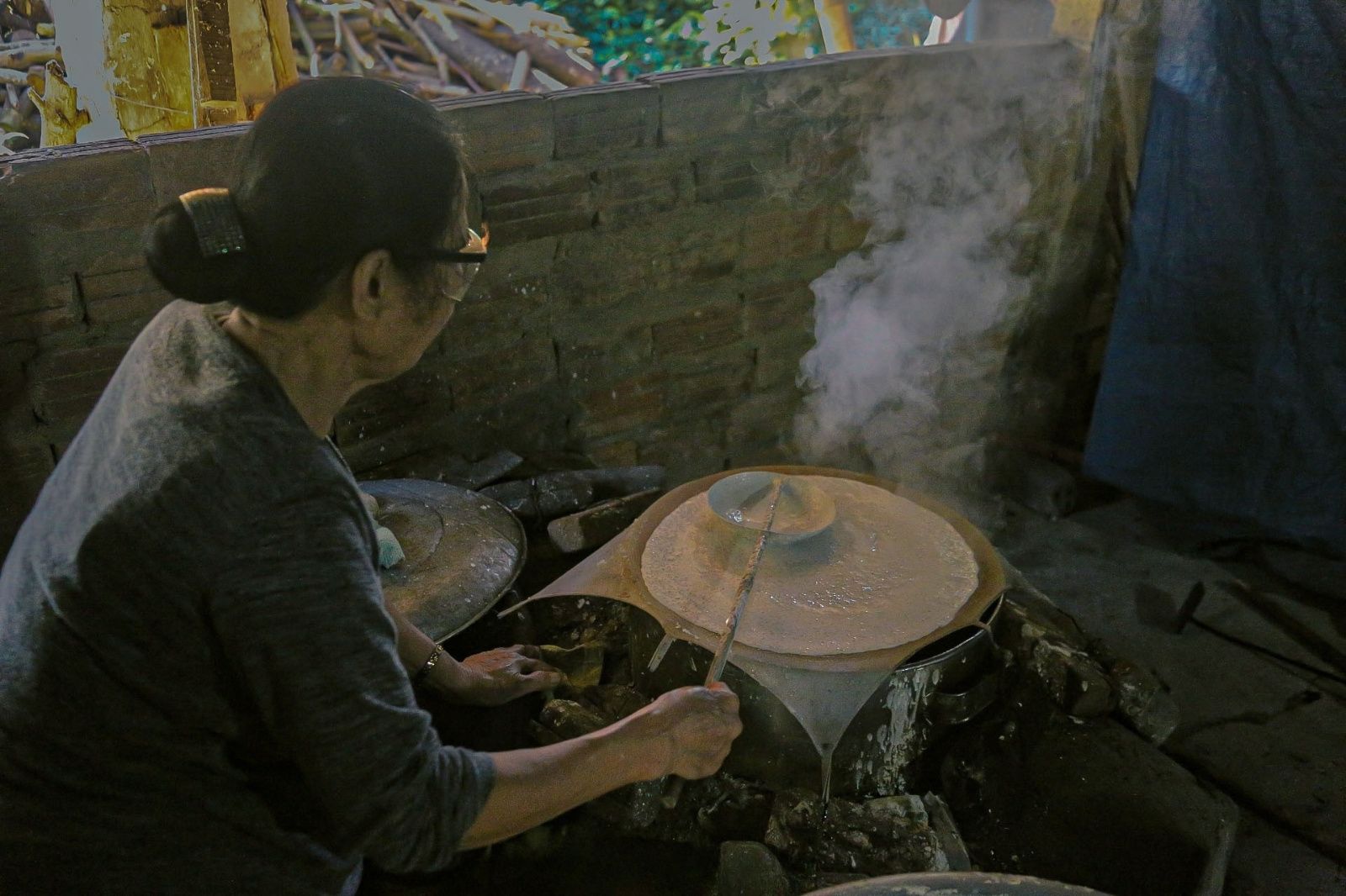 Làng Tuý Loan nổi tiếng với nghề làm bánh tráng gia truyền